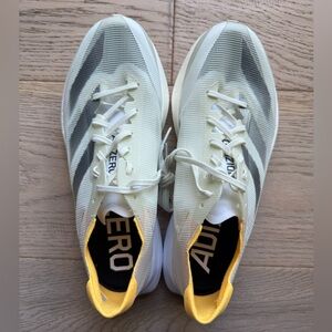 Adidas women's Adizero Adios 8 running Shoes US 7.5 UK 6, like new. Worn once.